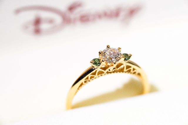 アナと雪の女王:戴冠式に付けているティアラのデザインです。