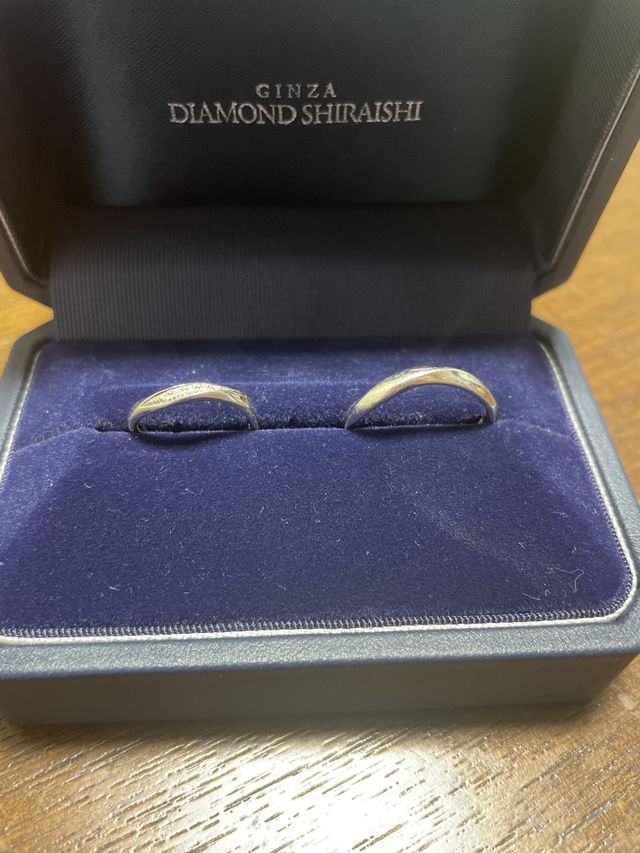 どちらもウェーブ型になっていて、シンプルなデザインです。