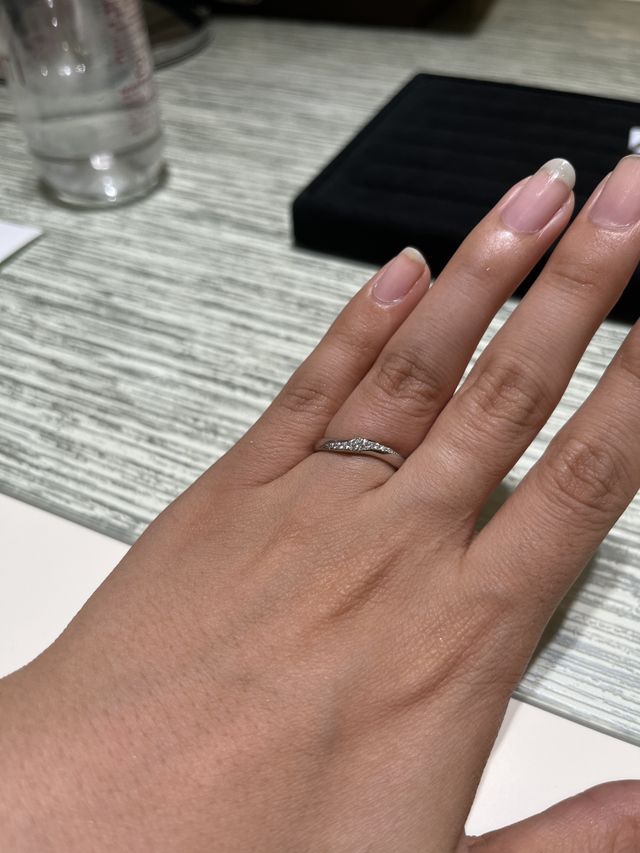 細かいダイヤがラインで入っていて真ん中にサイズが違うダイヤ