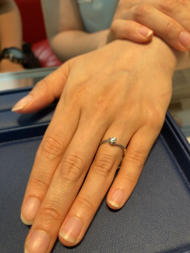 側面にもダイヤモンドが散りばめられていて可愛いデザインです