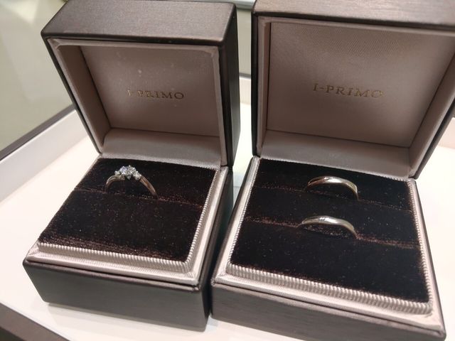 引き取りに行った直後の婚約指輪&結婚指輪の写真です(^^)