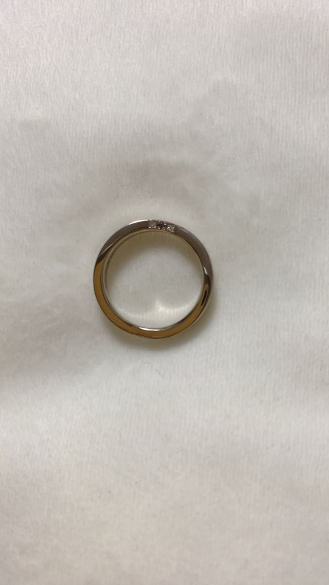 ホワイトダイヤで誕生石のアメジストを挟みました。