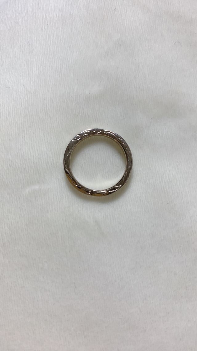 桜の花びらが待っているように彫っていただきました。