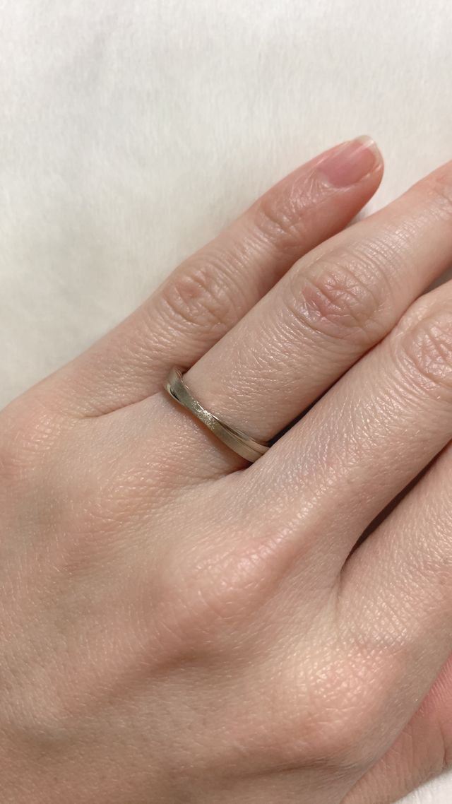 ツヤあり〜ツヤ消しにグラデーションした2本が交差しています。