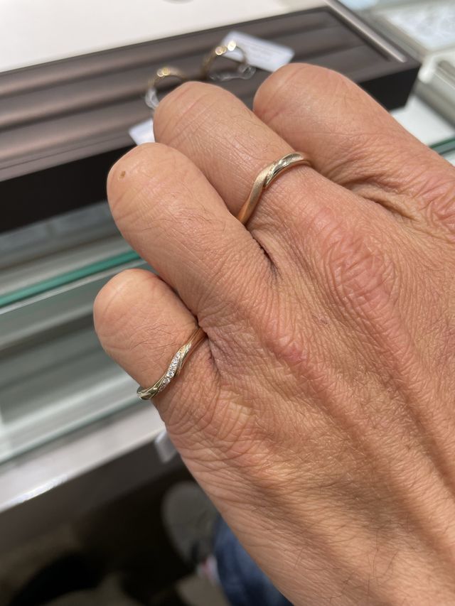 ピンクゴールドです。