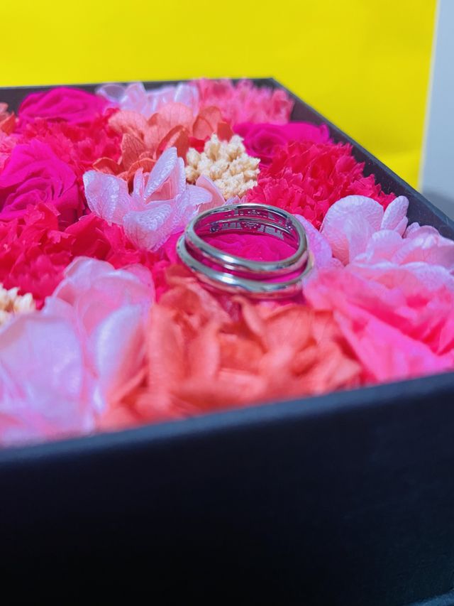 指輪内側のデザインで、横浜みなとみらいの街並みと観覧車