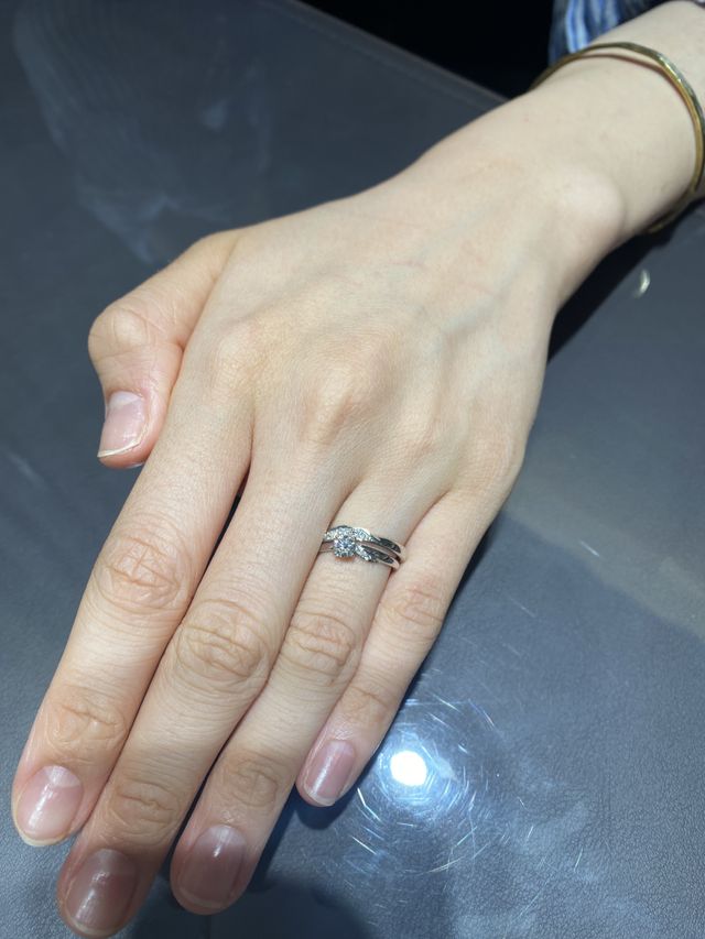 結婚指輪は唐花、婚約指輪は木漏れ日の重ね付け