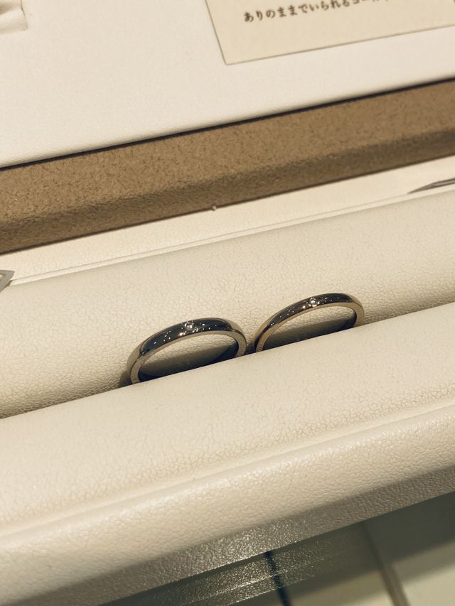 エクリュ
左:グレーゴールド
右:ブラウンゴールド