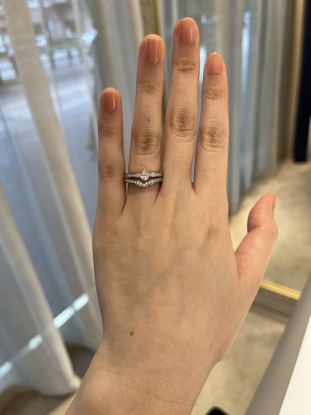 エンゲージとマリッジリングの重ね付けです。