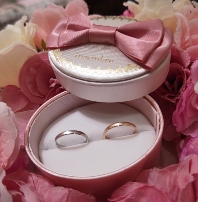 主人はプラチナで、私はピンクゴールドにしていただきました。
