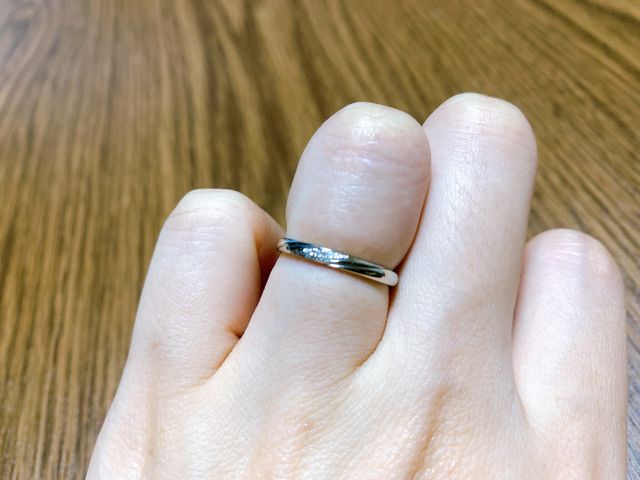 ダイヤが３つついていて、指輪には斜めの線が入っています。