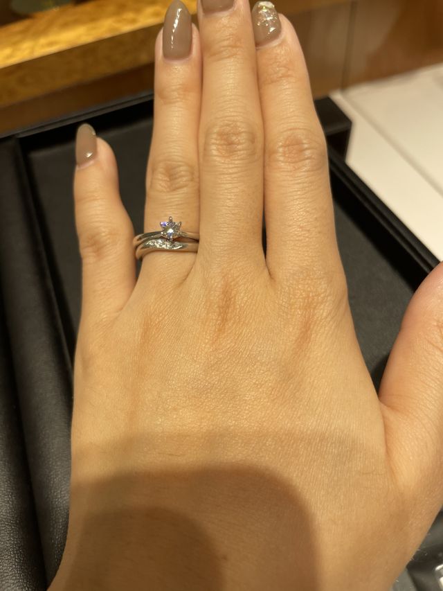 結婚指輪に重ねてつけたかったのでこのデザインを選びました