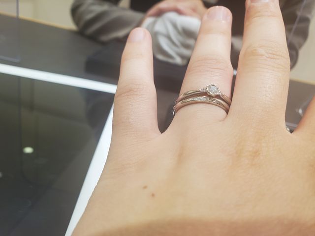 上の指輪。結婚指輪と重ねづけ