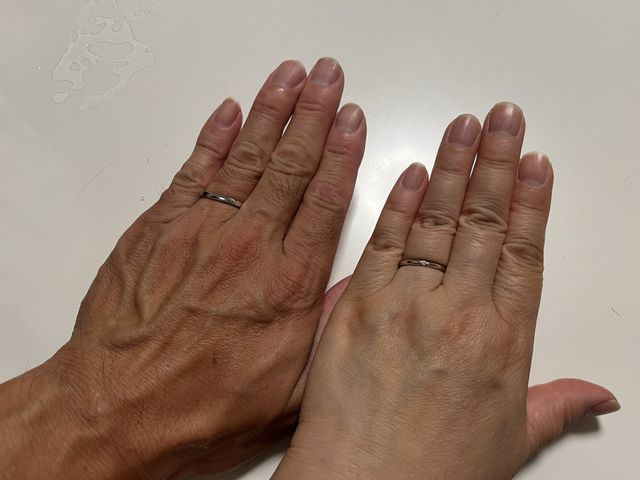 私は結婚指輪ともう一つ重ね付けできるリングを買いました。