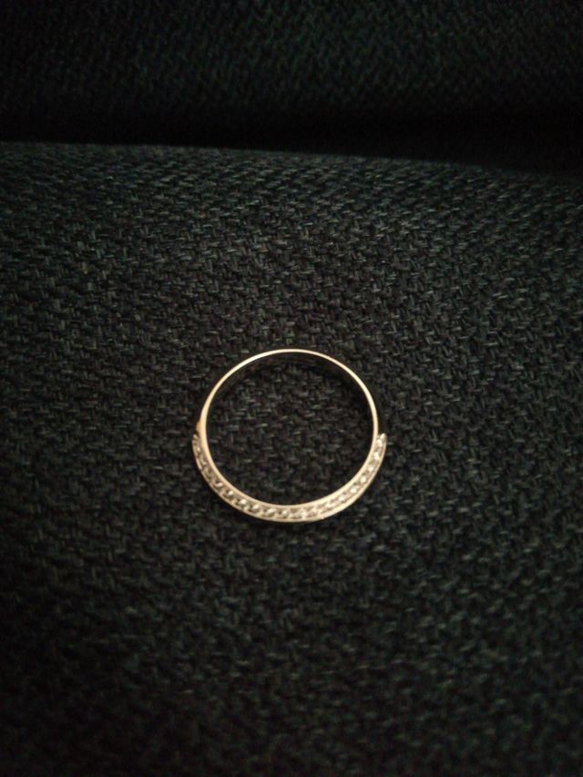 アナエルの指輪です
灯りの下ではダイヤの輝きが繊細で綺麗です