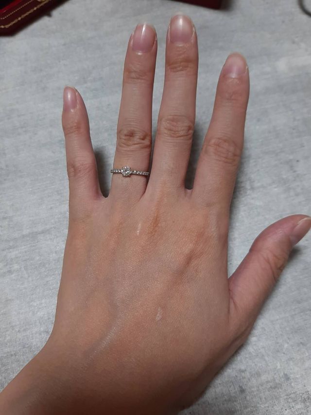 中央とリングの側面にもダイヤをしきつめたデザインです。
