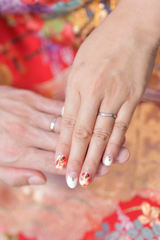 動きのあるデザイン。指が細く見えます。