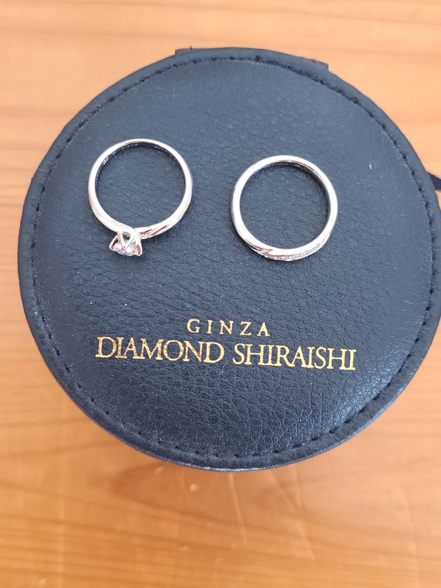 結婚指輪と婚約指輪です。2人で刻印や種類を決めました。