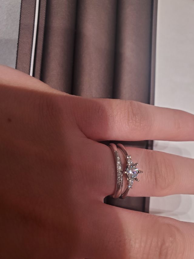 上の指輪。ダイアモンドは仮置