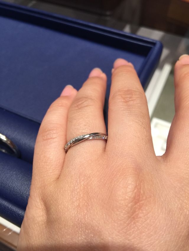 色んな角度から見ても美しく、ダイヤが輝いてます。