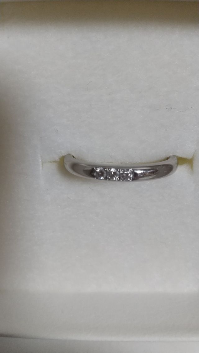 真ん中の三連ダイヤは派手すぎず、日常使いしやすいです。