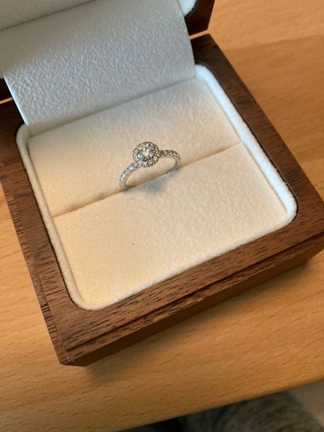 人気の婚約指輪、ブーケです