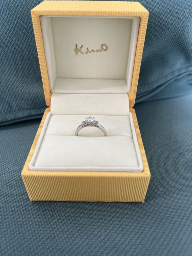 リングは植物がモチーフ
中心のダイヤの両側はカラーダイヤ（緑