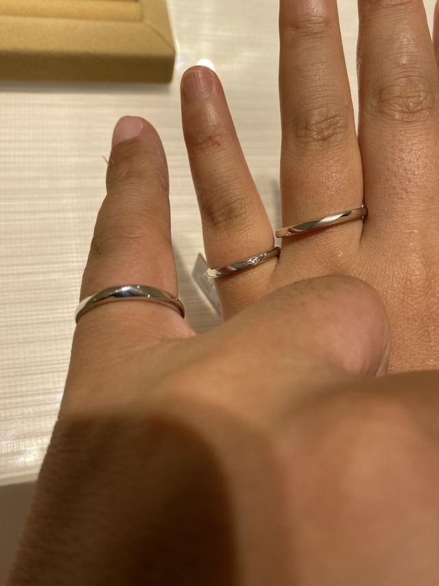 婚約者と伺い試着しました。リング幅のサンプルも多いです。
