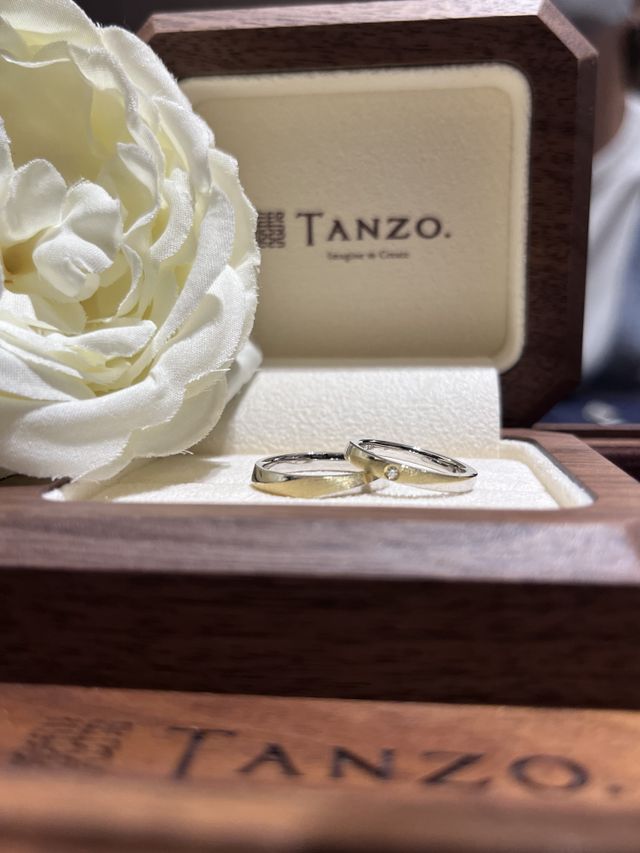 プラチナの平甲丸ストレートに、グリーンゴールドのマット加工。