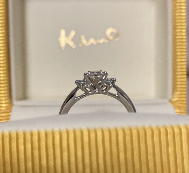 ストーン土台をイニシャルKにアレンジ頂いたオリジナルです。