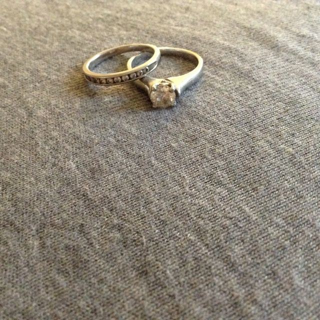 左側が結婚指輪で右側が婚約指輪です。