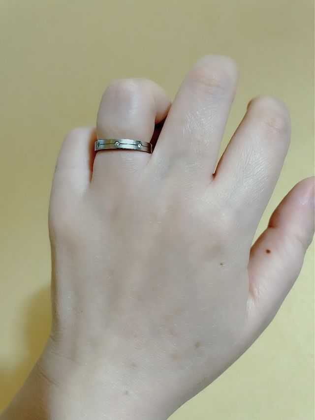 艶消しプラチナ幅3ミリ、ダイヤが均等に8粒入っています。