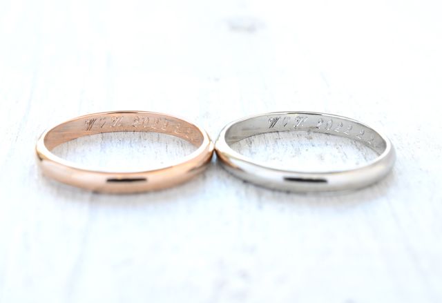 イニシャルと結婚記念日の刻印しました！筆記体で刻印しました！
