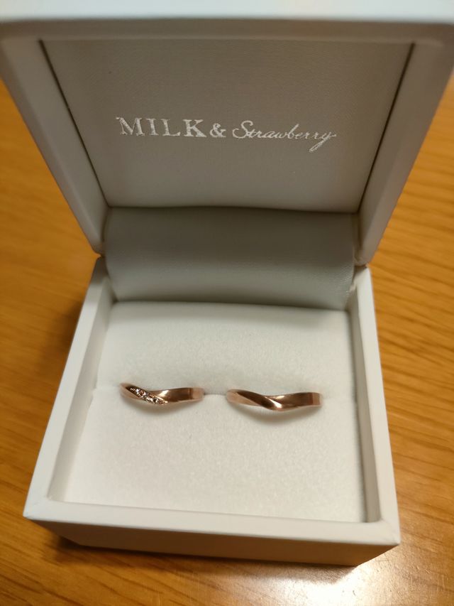 手がきれいに見えるよう、V字型にしました。