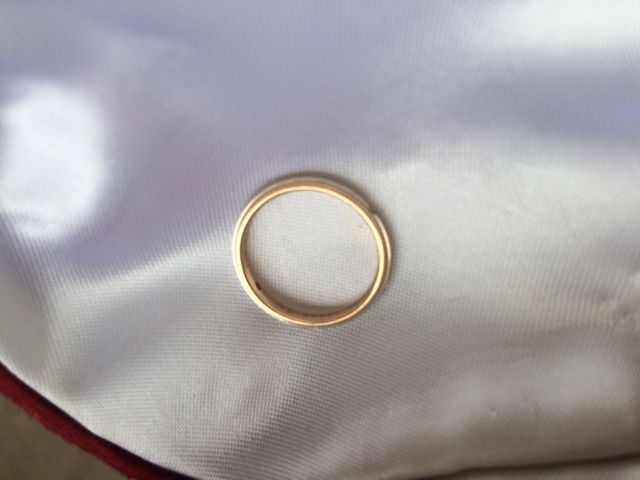 シンプルなデザインで、ホワイトゴールドの色が美しいです。