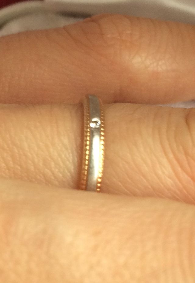 リングの両縁には、連なったハートがミル打ちされています。