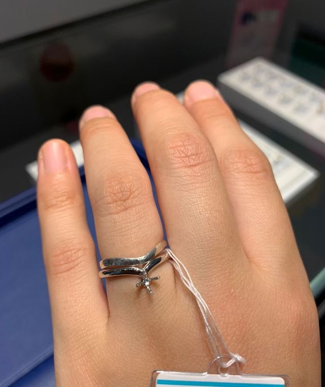 デザインコンセプトが「地球の雫」の指輪です