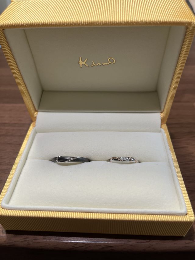 左が夫、右が妻。お互いのイニシャルがリングの柄になっている。