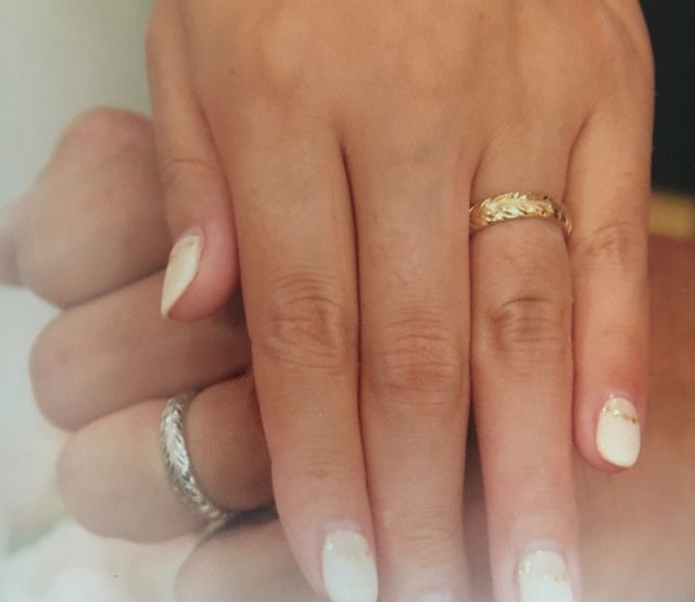 maxiのオーダーマリッジリングマイレの葉を彫ってあります。