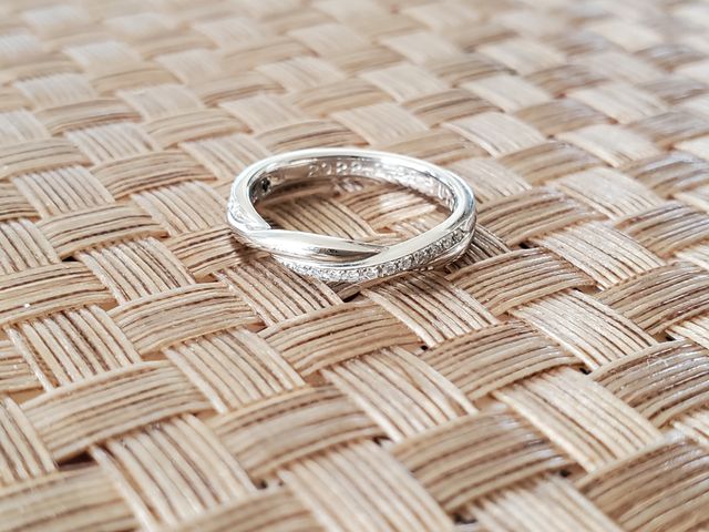 新婦の結婚指輪、セルフショットです。