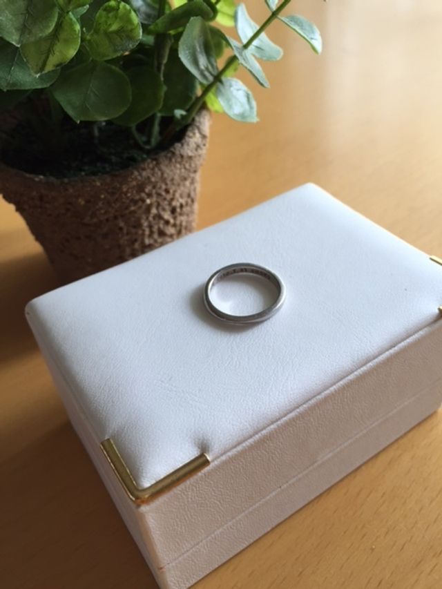 メビウスの輪をイメージしてねじりを入れています。