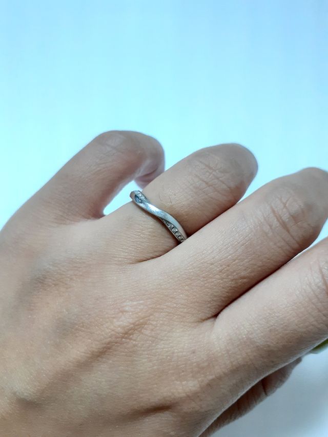 つけ心地良くダイヤを内側にし、冠婚葬祭使い分けられます。