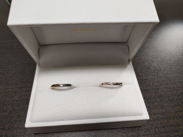 右が女性、左が男性