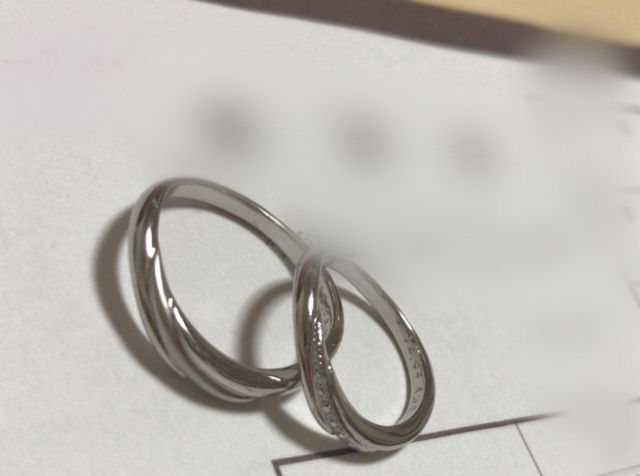 天使の羽根の形をしたデザインの指輪