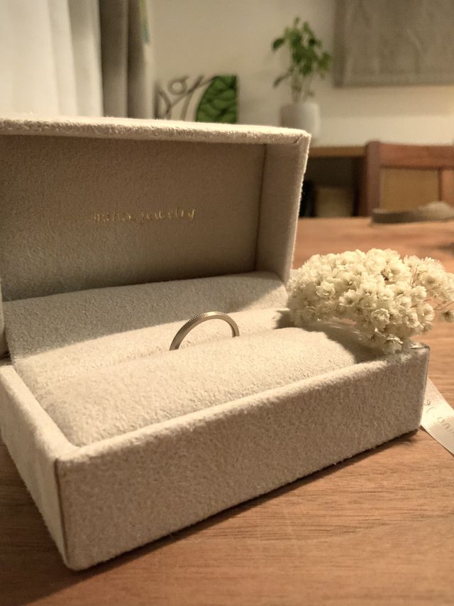 シンプルなリングピローに収められて届きました