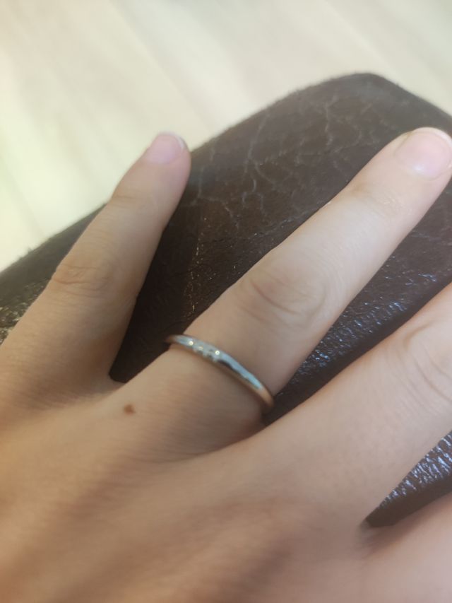 シンプルなデザインに小さなダイヤモンドが三個ついています。
