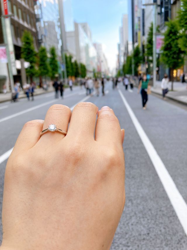 大きめの石ですが、シンプルで凹凸も気にならないデザインです。