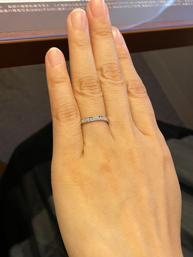 セミオーダーのハーフエタニティリングです。