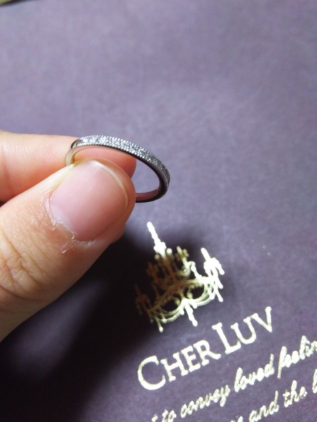 プラチナで、小さな石がいくつも埋め込まれています。     