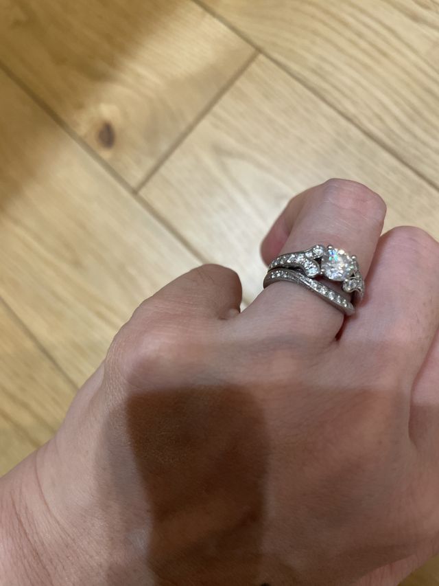 婚約指輪と重ね付けするためにカーブのあるものを選びました。